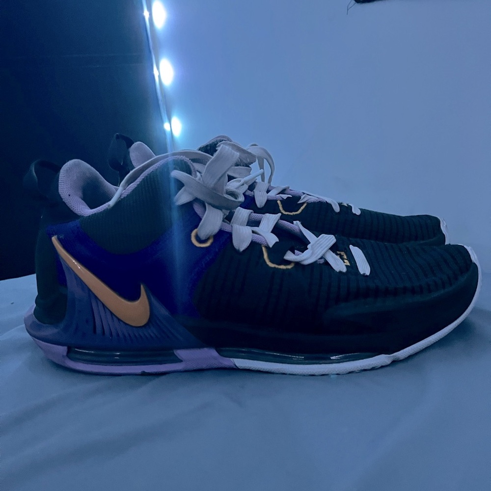 Lebrons 9/10 condition, lace swapped for white laces